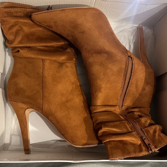VENUS Shoes - N I B Venus size 10 Elegant Brown Women's Boots